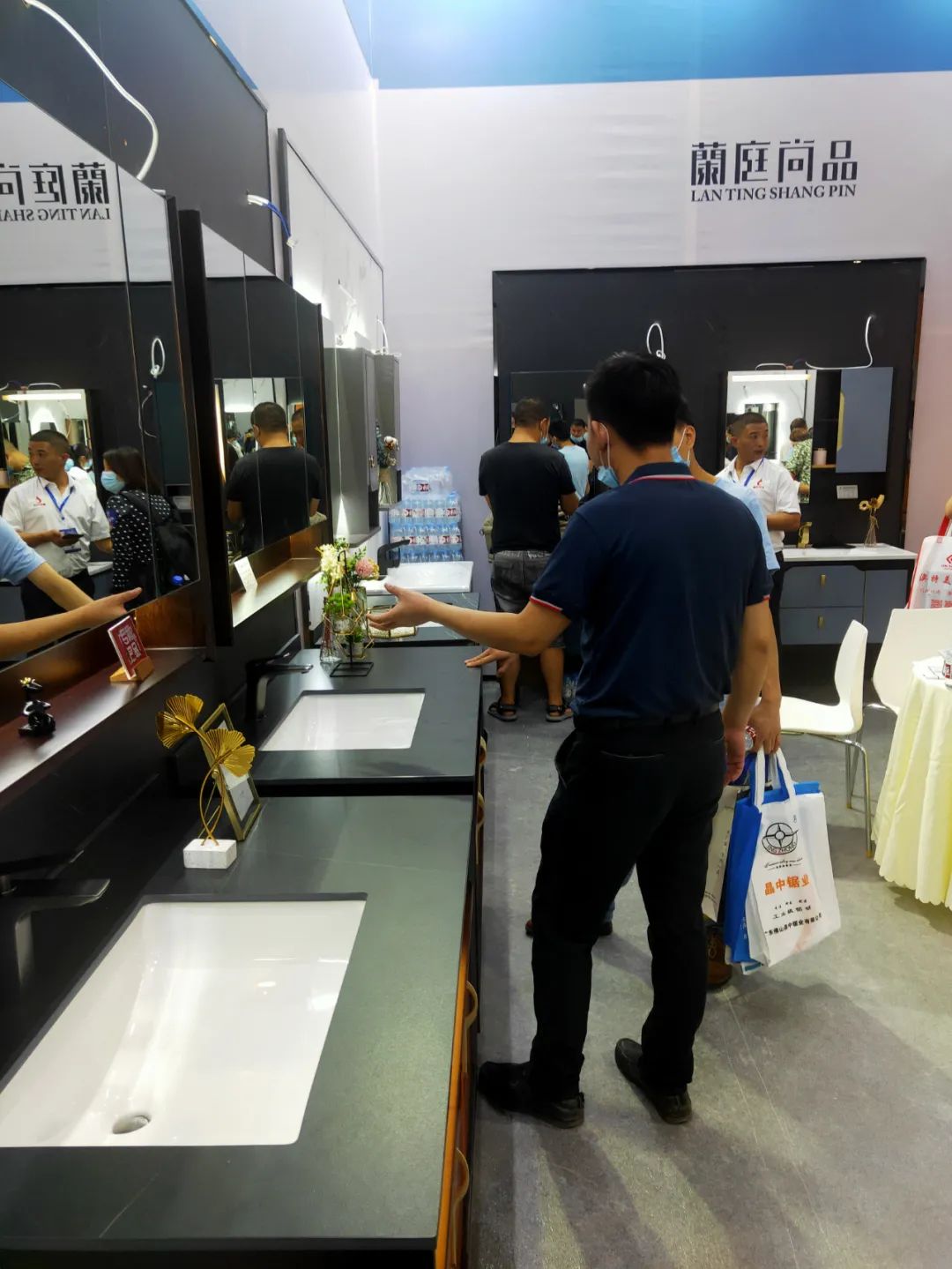 高定風口下,巖板是否會成為瓷磚行業進軍定制家居產業的“殺手锏”?(圖5) 高定風口下,巖板是否會成為瓷磚行業進軍定制家居產業的“殺手锏”?(圖5)